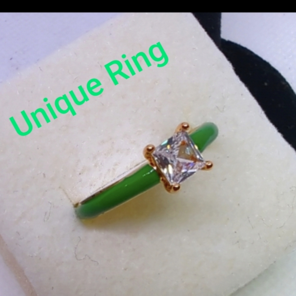 Solitaire Square CZ Costume Engagement Ring Size 8 Green/Gold Band NWT